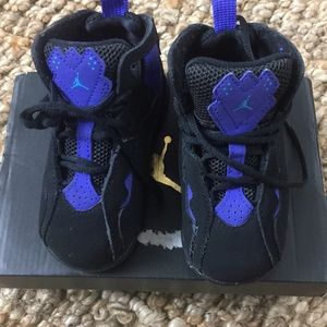 Jordan true flight black & blue EUC size 6c